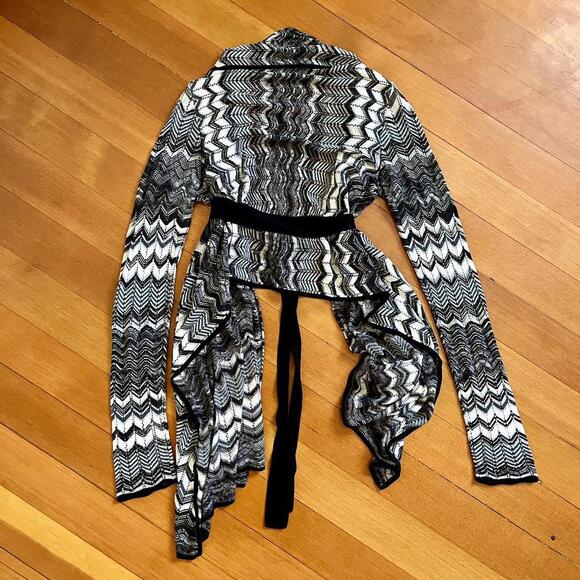 BCBGMAXAZRIA Grey, Black & White Patterned Uneven Hem Sweater, Size Medium - Picture 6 of 6